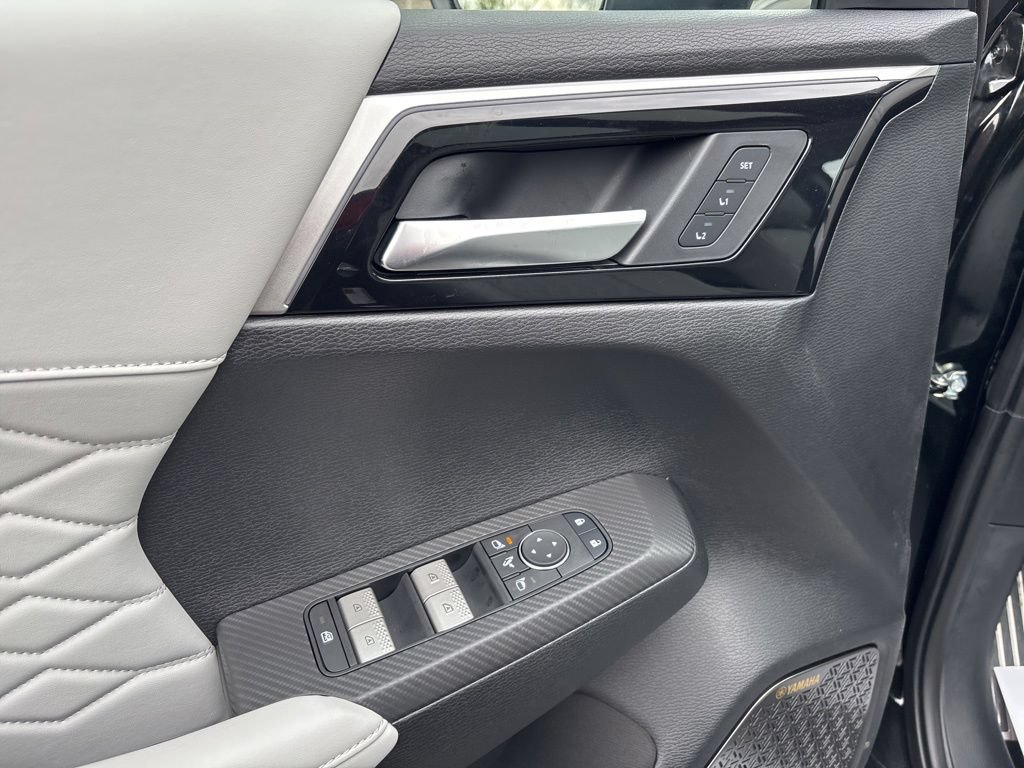 Used 2025 Mitsubishi Outlander AWD image 23