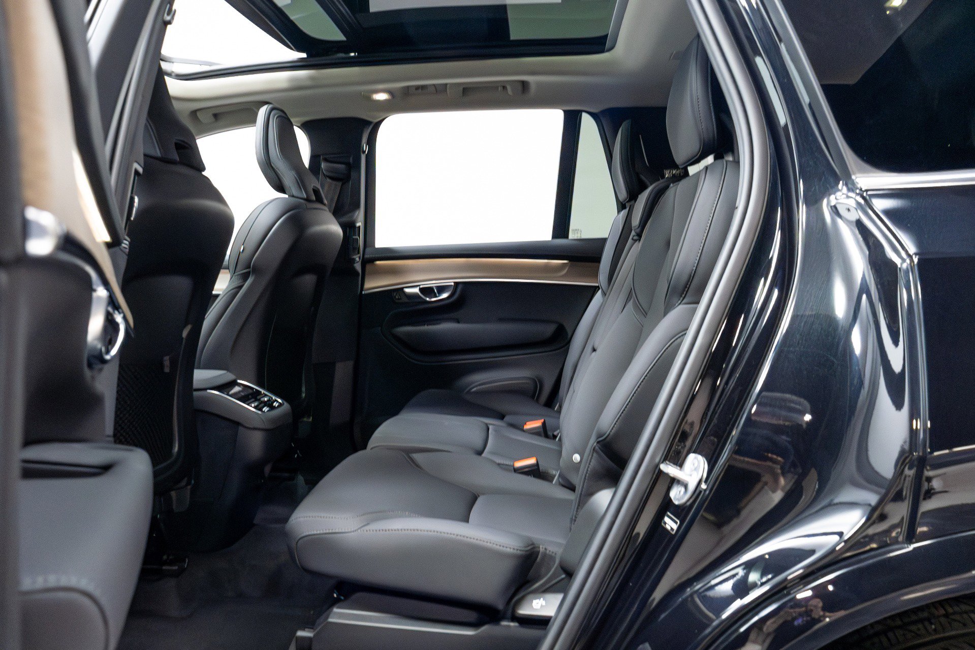 Used 2025 Volvo XC90 B6 Plus image 42