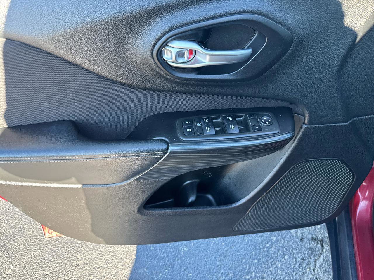 Used 2015 Jeep Cherokee Sport image 6