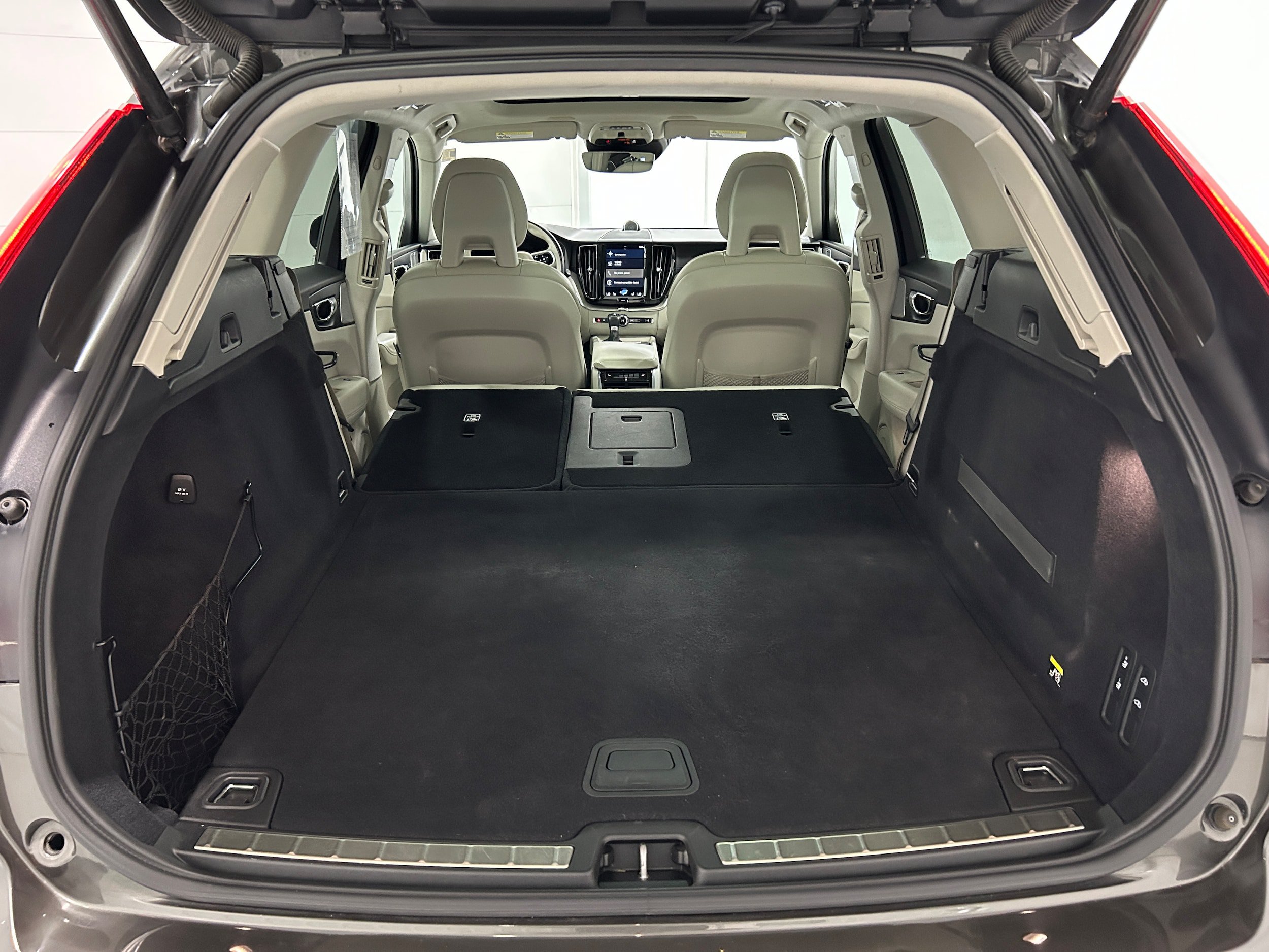 Used 2018 Volvo XC60 T6 Inscription w/ Luxury Seat Package AWD/4WD image 35