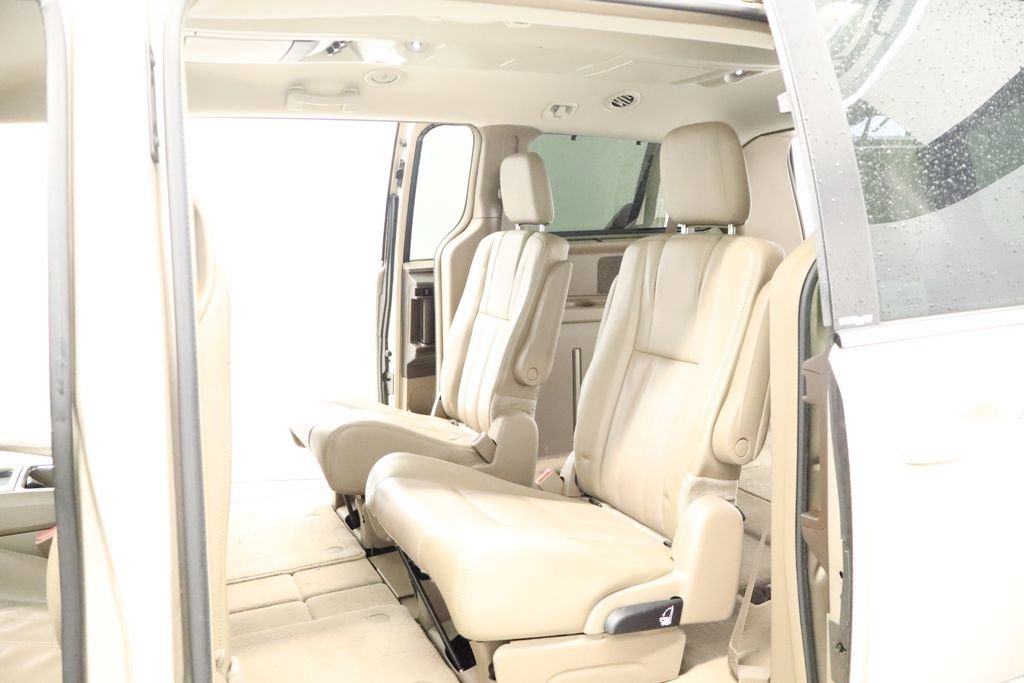 Used 2014 Chrysler Town & Country Touring FWD image 30