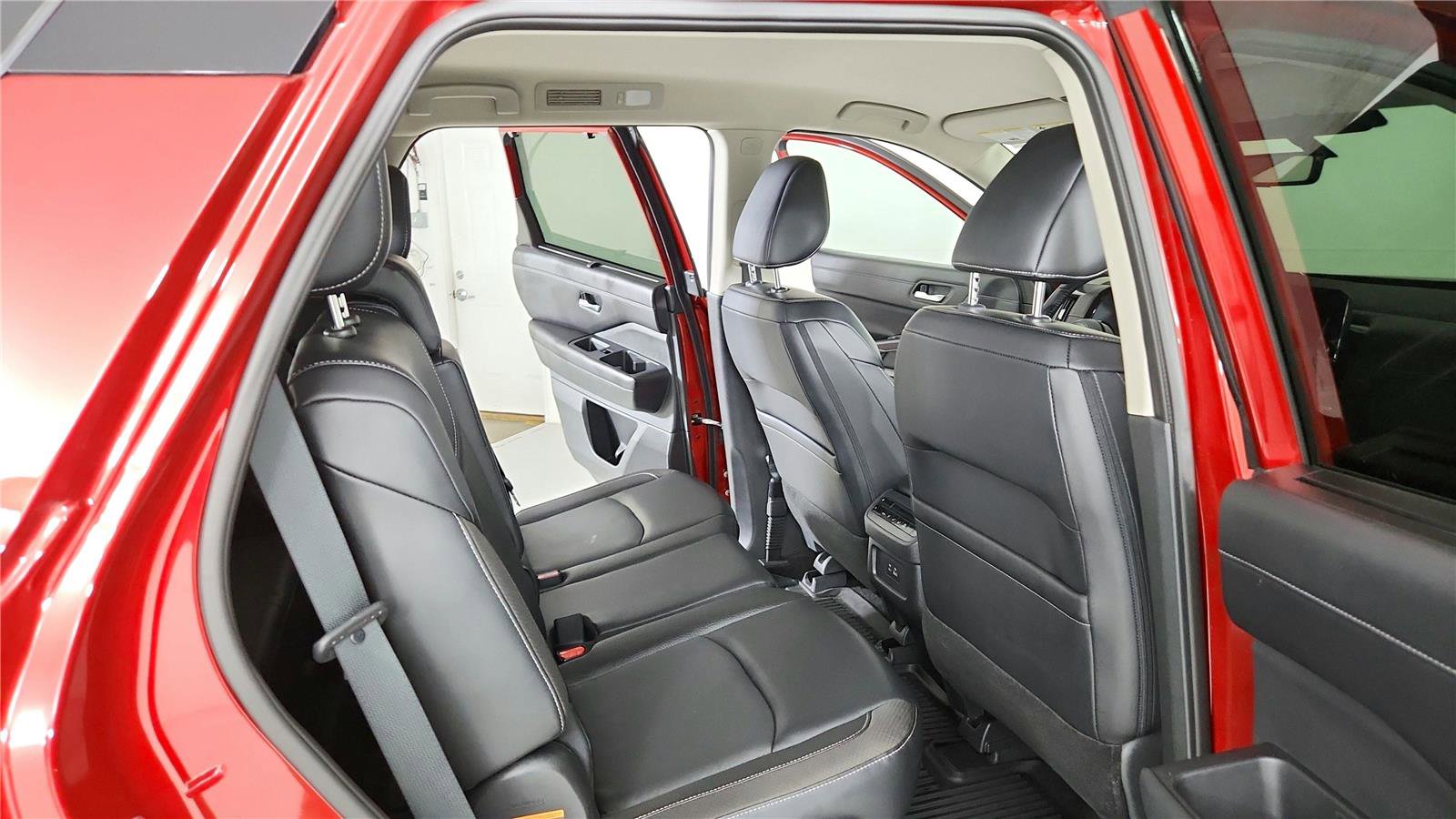 Used 2023 Nissan Pathfinder SL AWD/4WD image 18