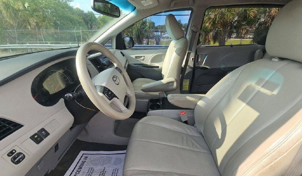 Used 2014 Toyota Sienna LE FWD image 8