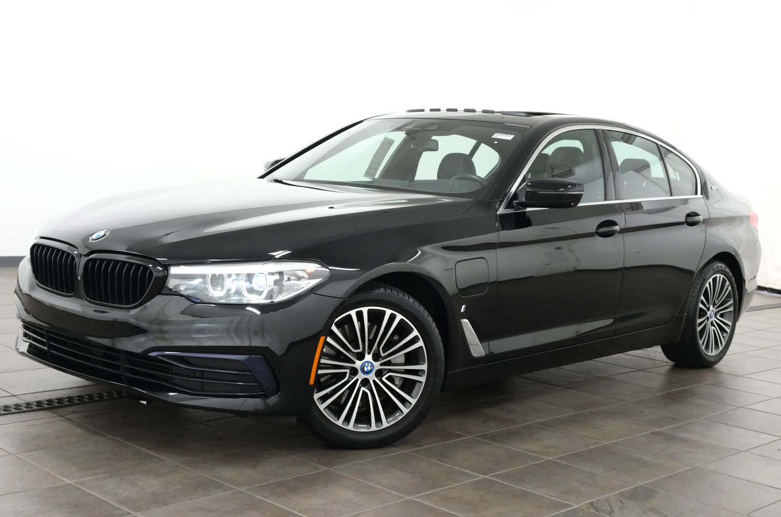 Used 2019 BMW 530e xDrive w/ Premium Package AWD/4WD video 1