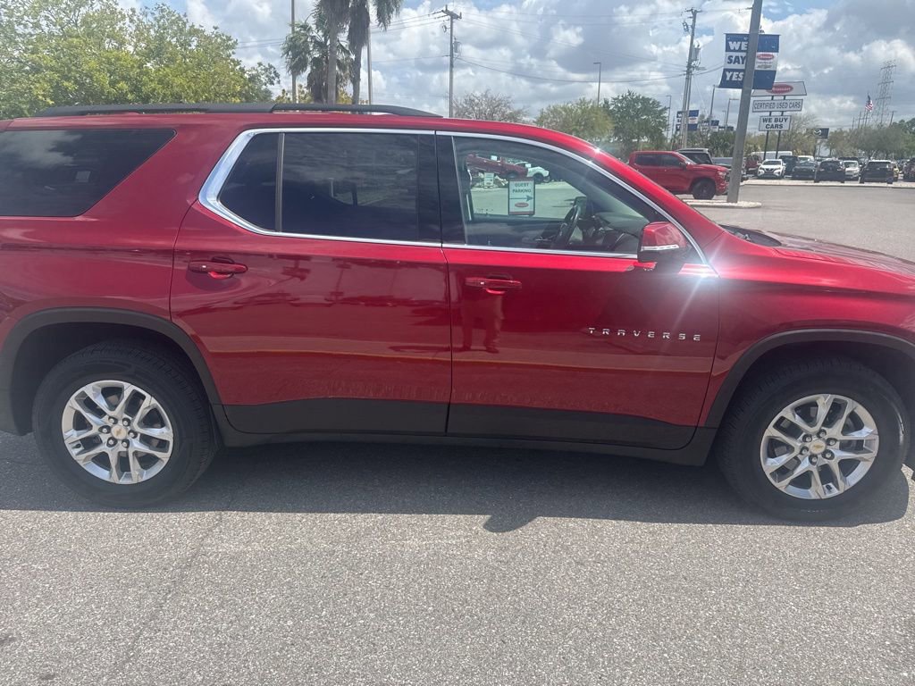 Used 2020 Chevrolet Traverse LT image 2