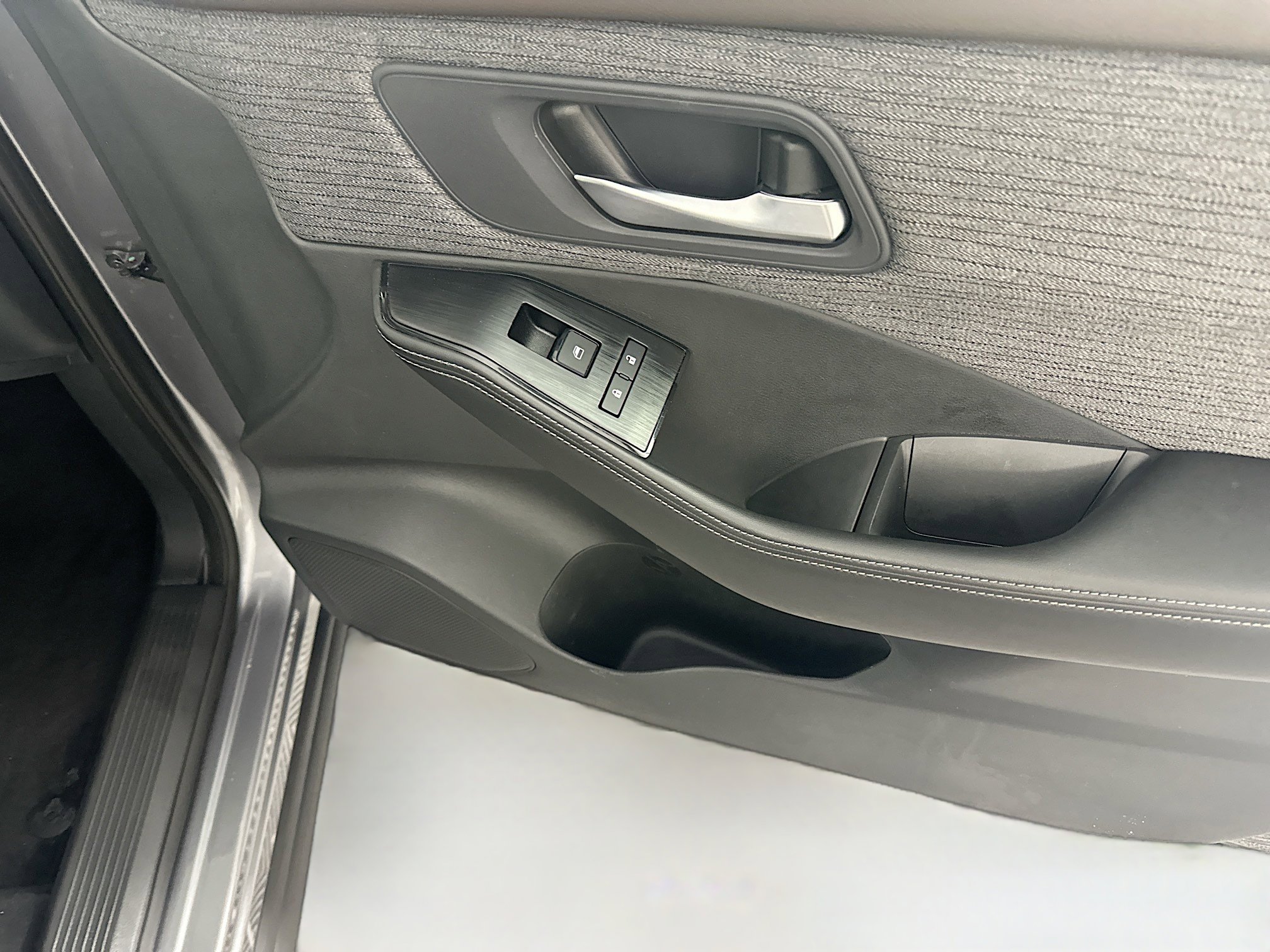 Used 2023 Nissan Rogue SV image 30