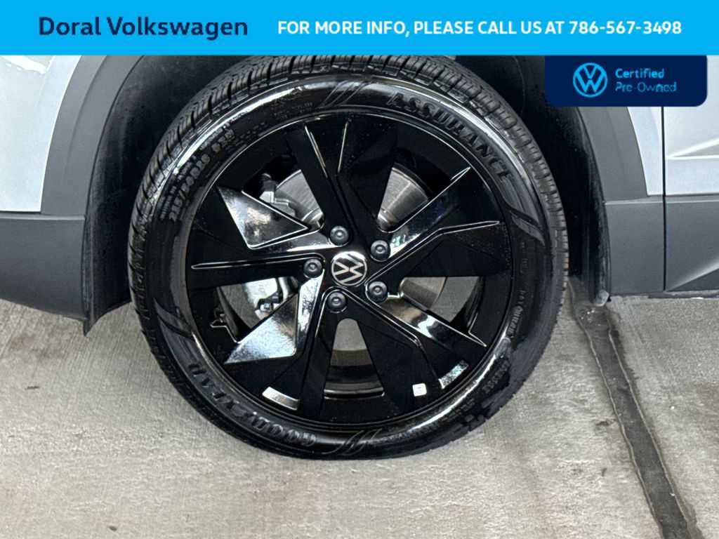 Used 2025 Volkswagen Taos SE FWD image 11