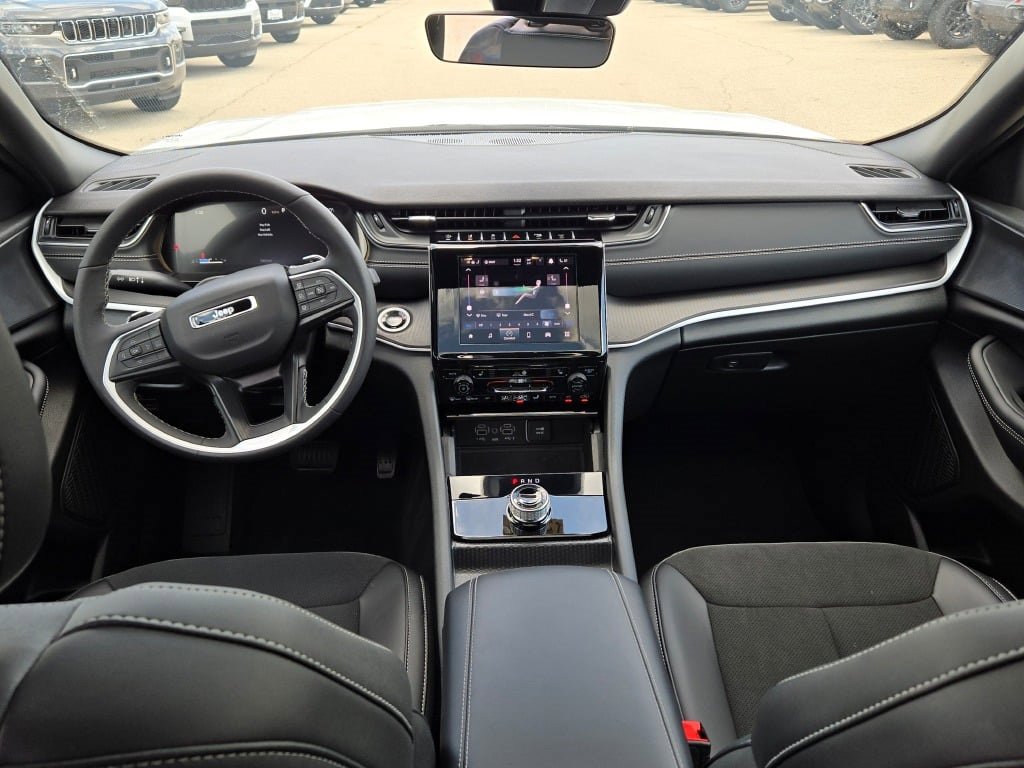 New 2025 Jeep Grand Cherokee Altitude image 20