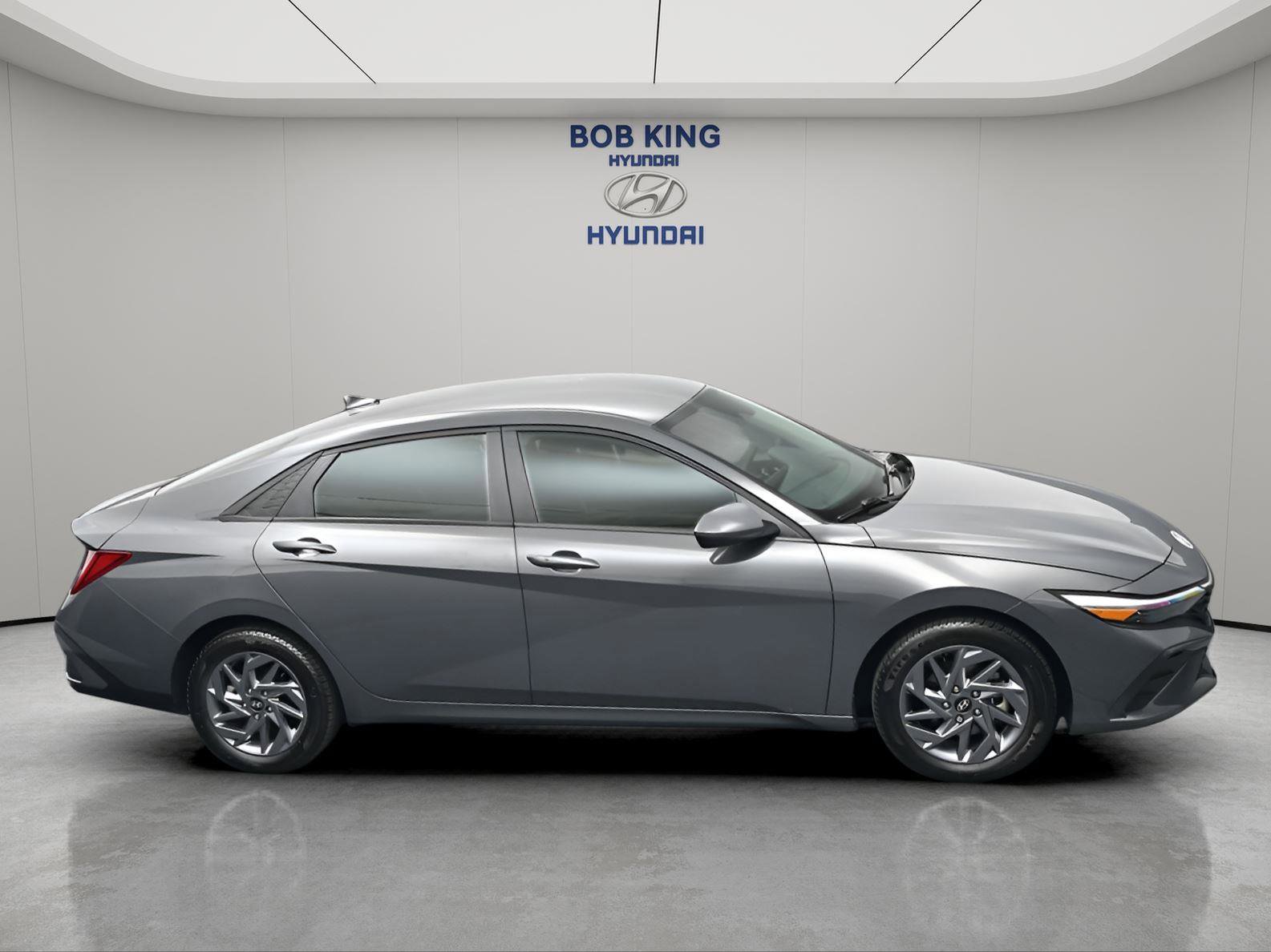 Used 2024 Hyundai Elantra Blue FWD image 17