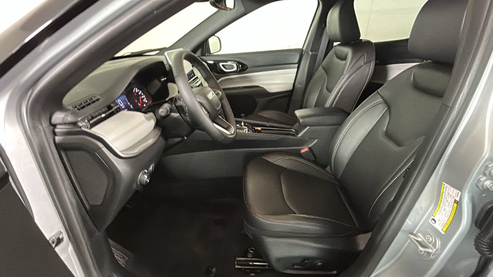Used 2025 Jeep Compass Limited AWD/4WD image 12