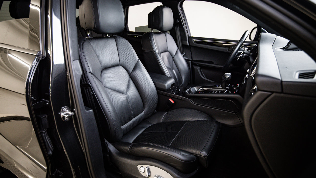 Certified 2023 Porsche Macan AWD/4WD image 29