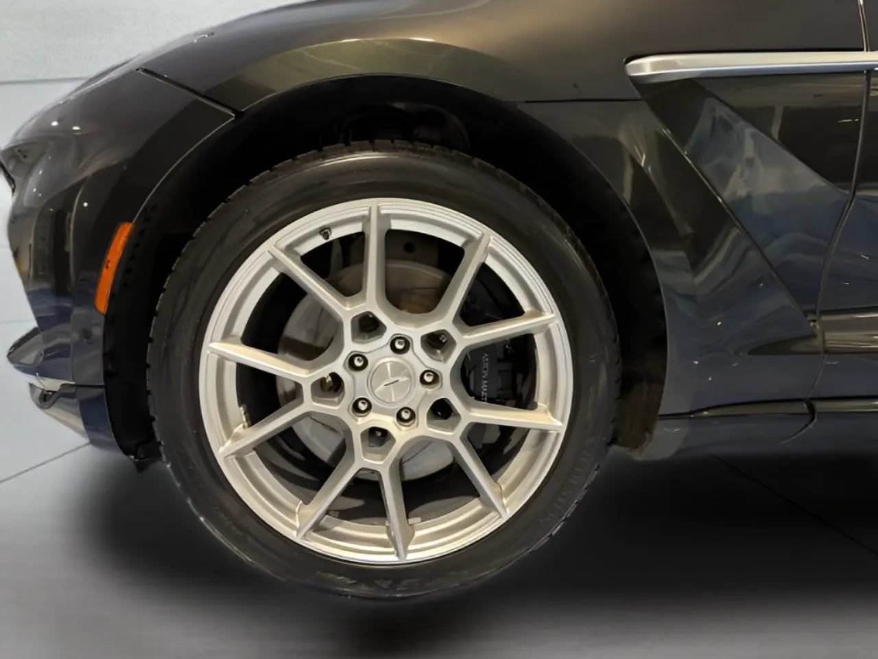 Used 2021 Aston Martin DBX AWD/4WD image 32