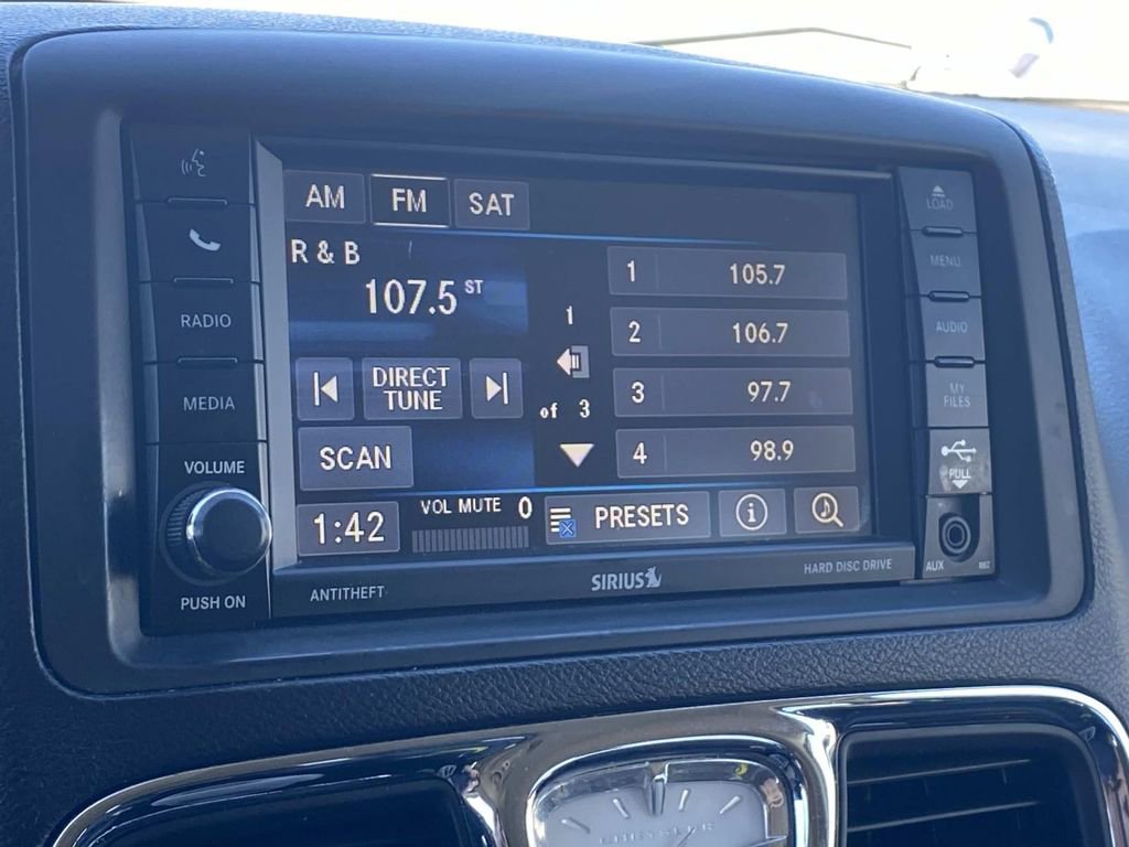 Used 2014 Chrysler Town & Country Touring image 22