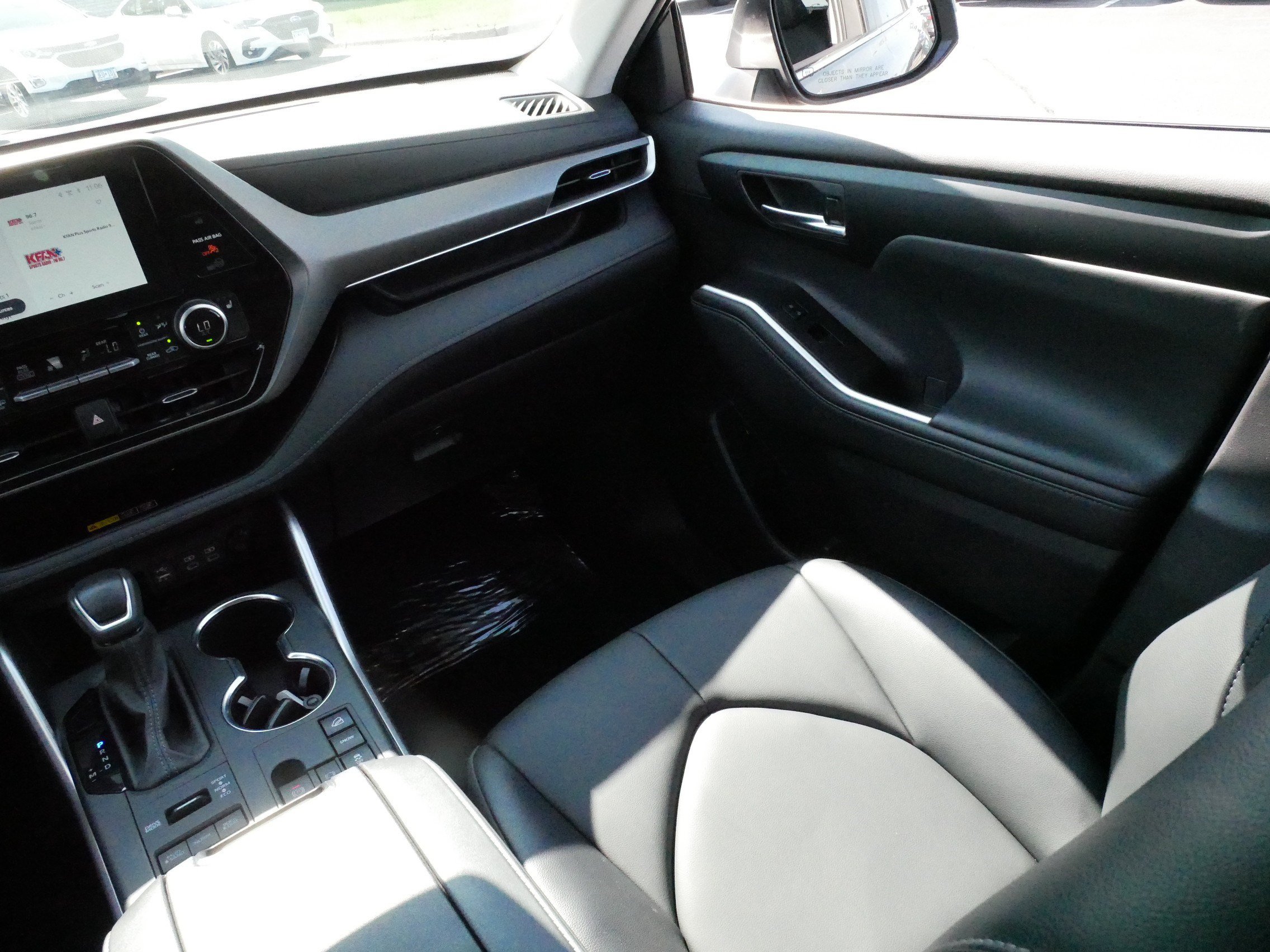 Used 2025 Toyota Highlander XLE AWD/4WD image 11