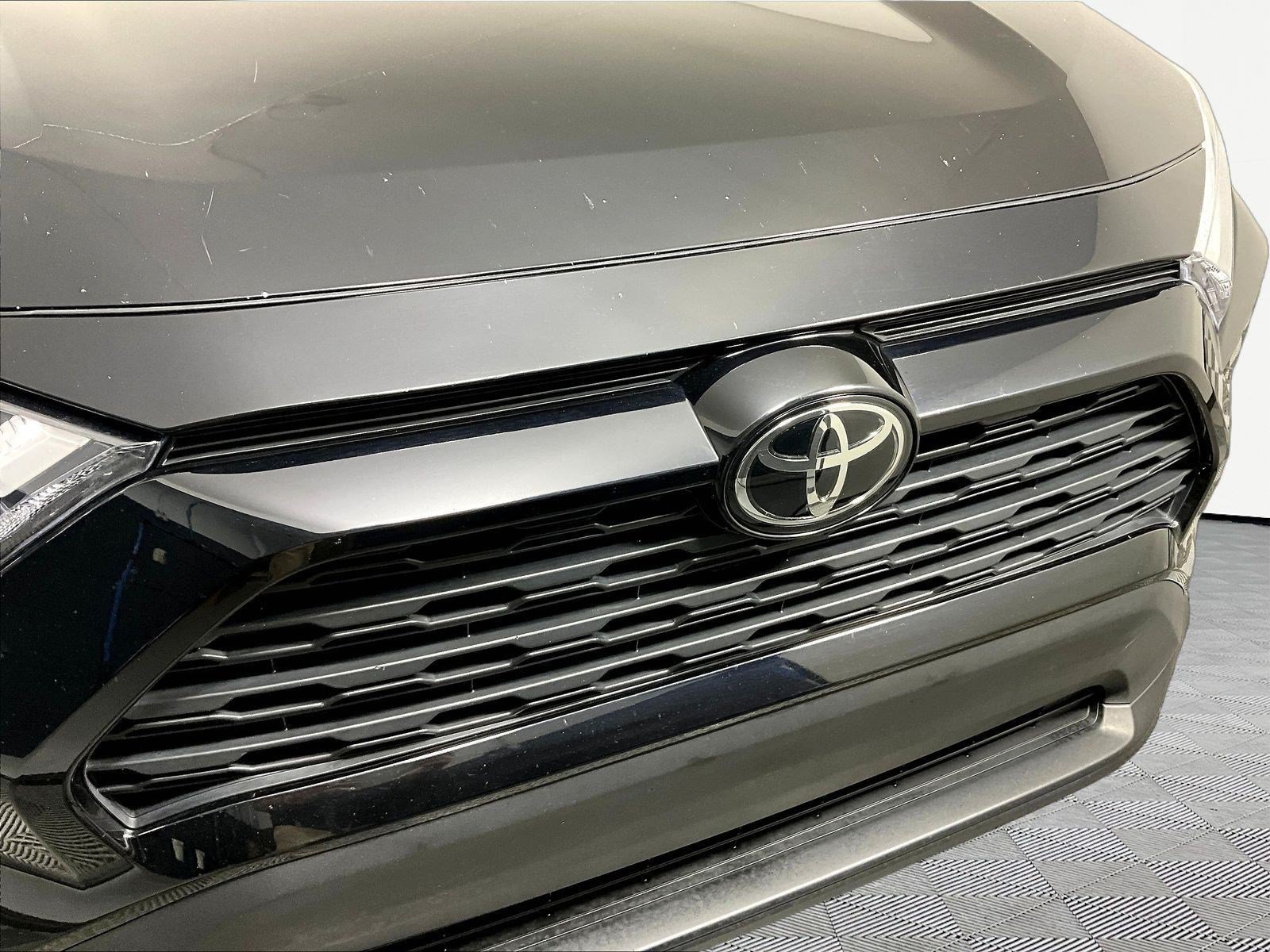 Used 2024 Toyota RAV4 XLE FWD image 32