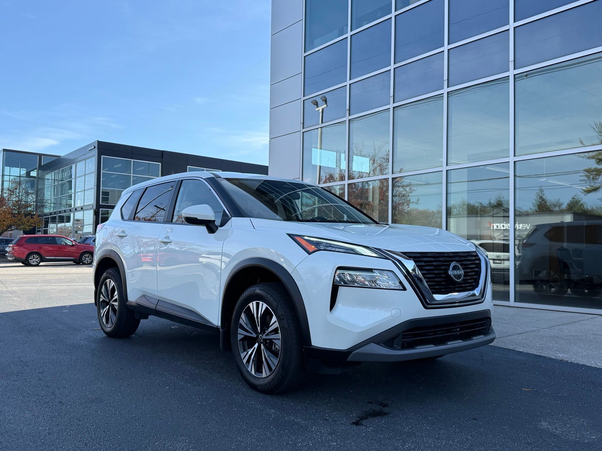 Used 2023 Nissan Rogue SV image 1