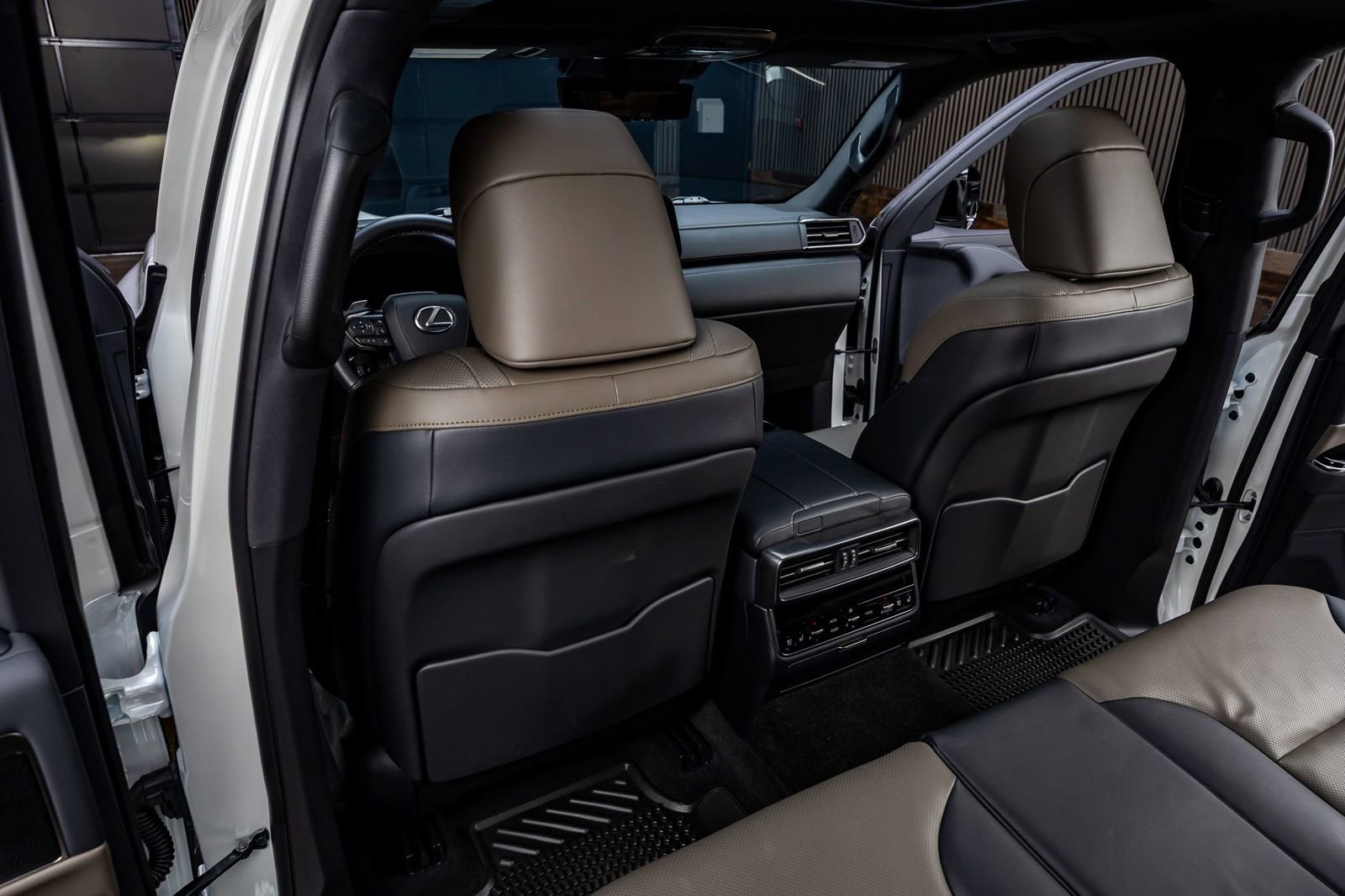 Used 2025 Lexus LX 700h Overtrail w/ Accessory Package (Z1) image 31