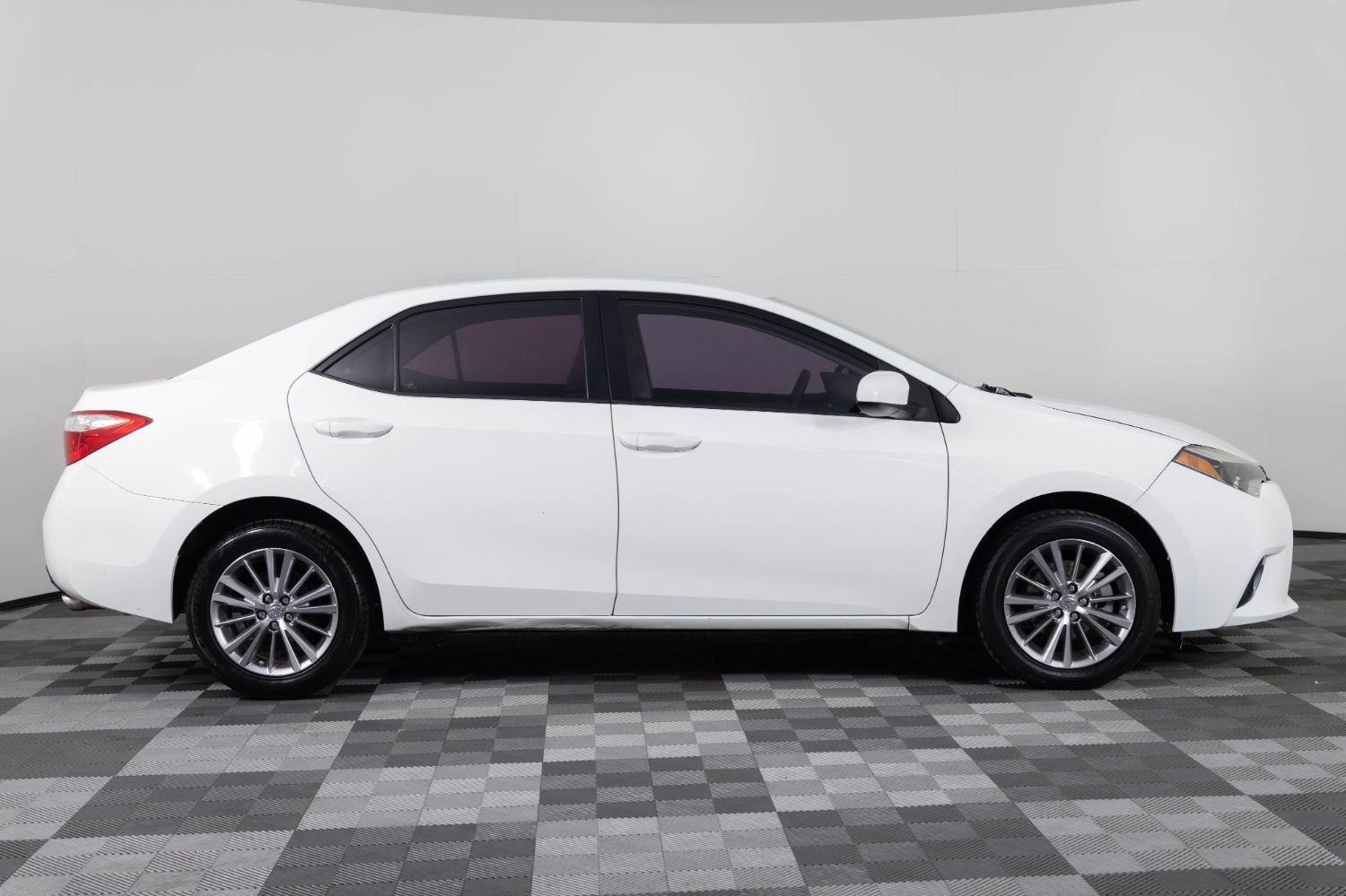 Used 2015 Toyota Corolla LE FWD image 9