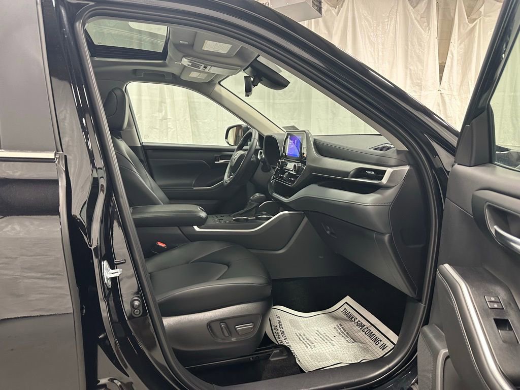 Used 2025 Toyota Highlander XLE image 63
