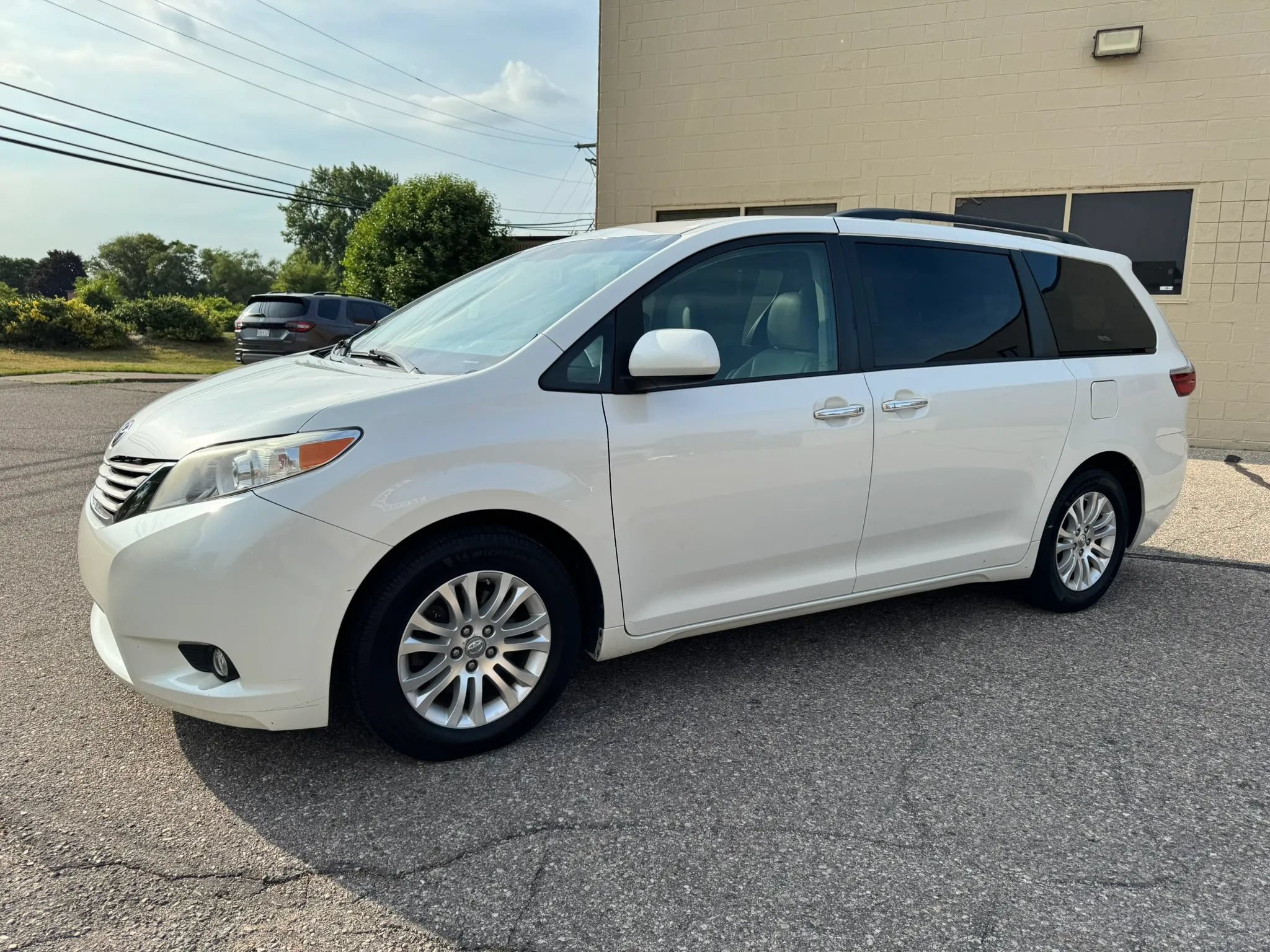 Used 2017 Toyota Sienna XLE Premium FWD image 4