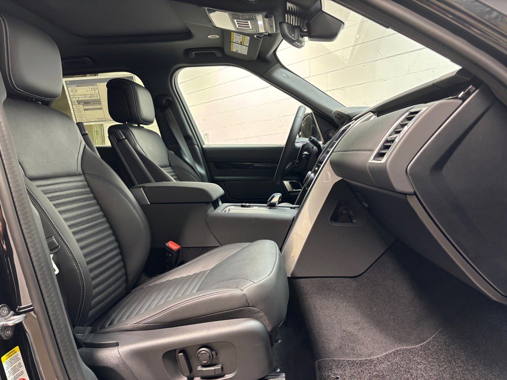 Used 2025 Land Rover Discovery S image 31