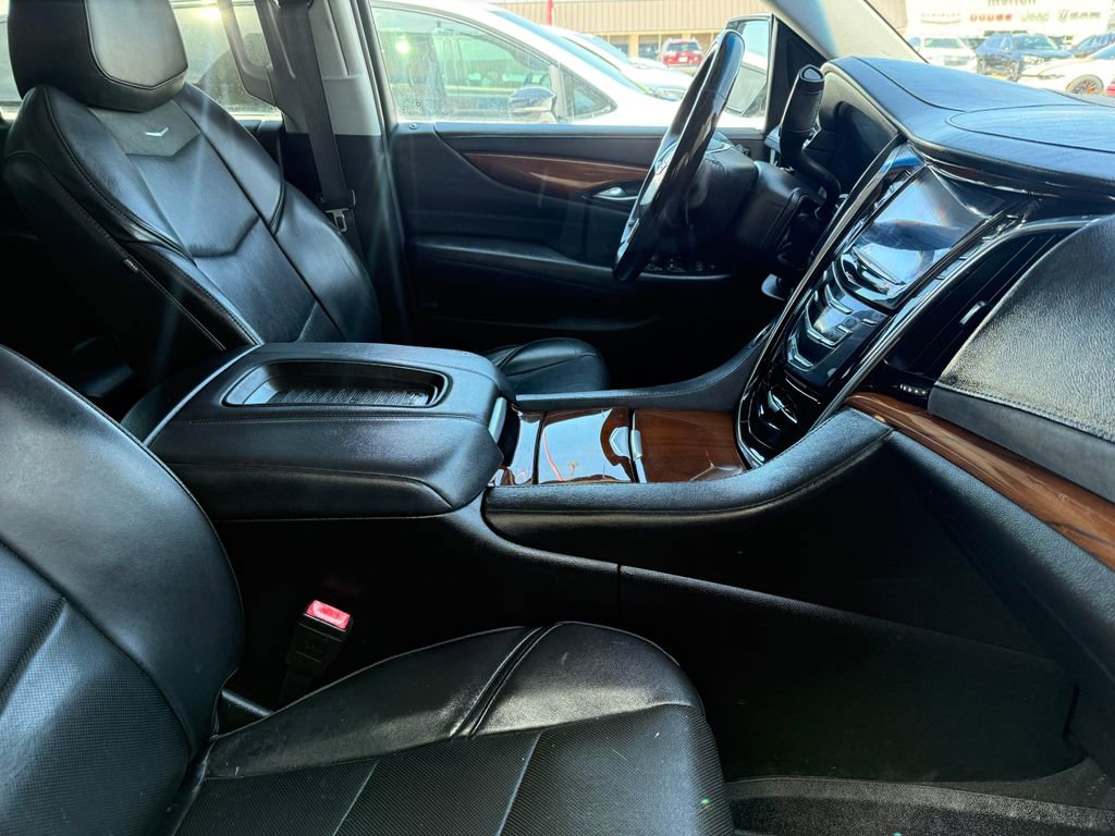 Used 2018 Cadillac Escalade ESV Luxury RWD image 3
