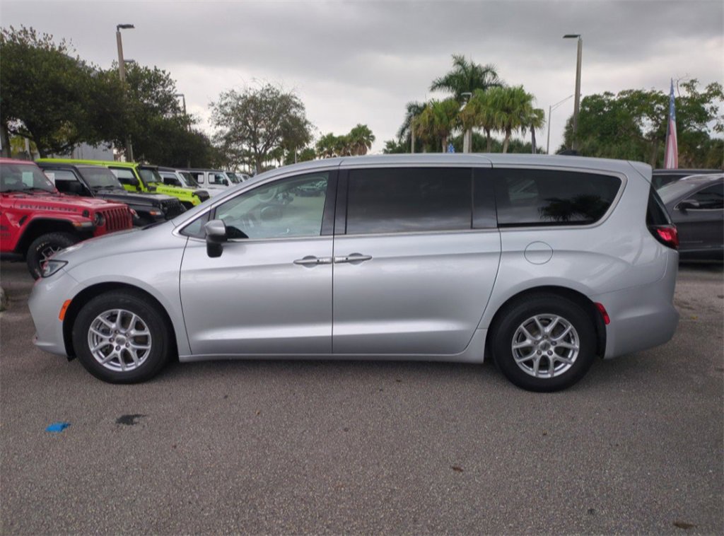 Used 2023 Chrysler Pacifica Touring-L image 8