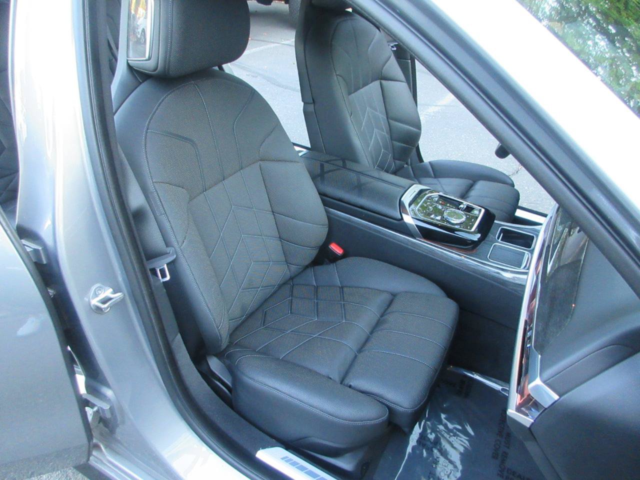 Used 2023 BMW 760i xDrive AWD/4WD image 29