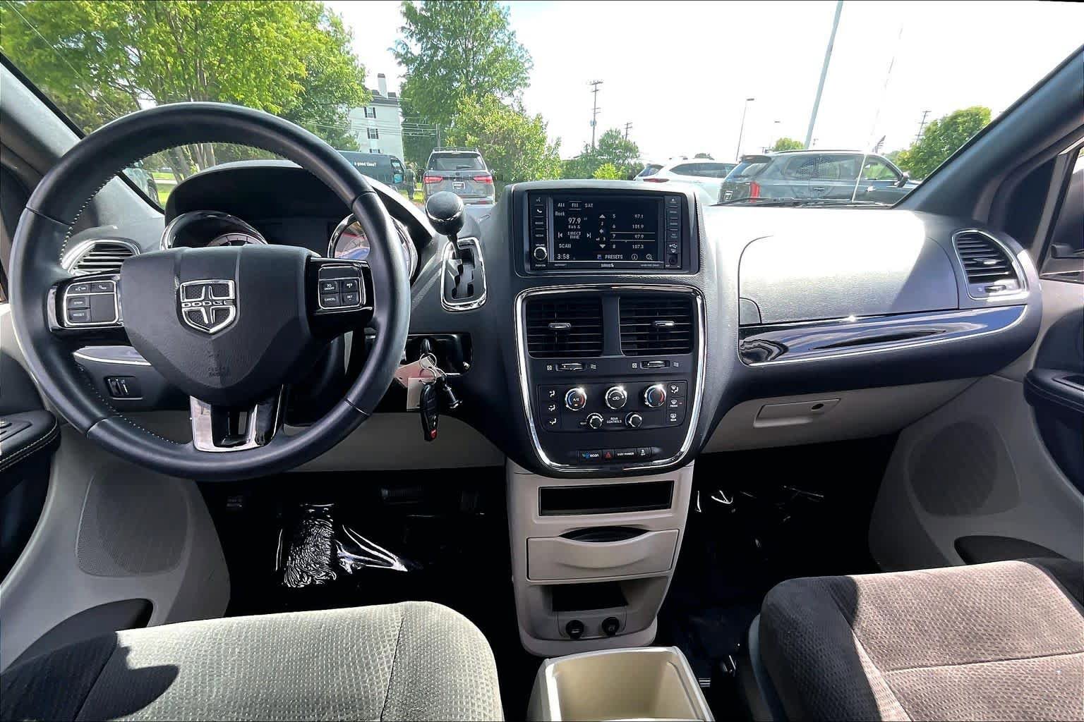 Used 2016 Dodge Grand Caravan SE FWD image 15