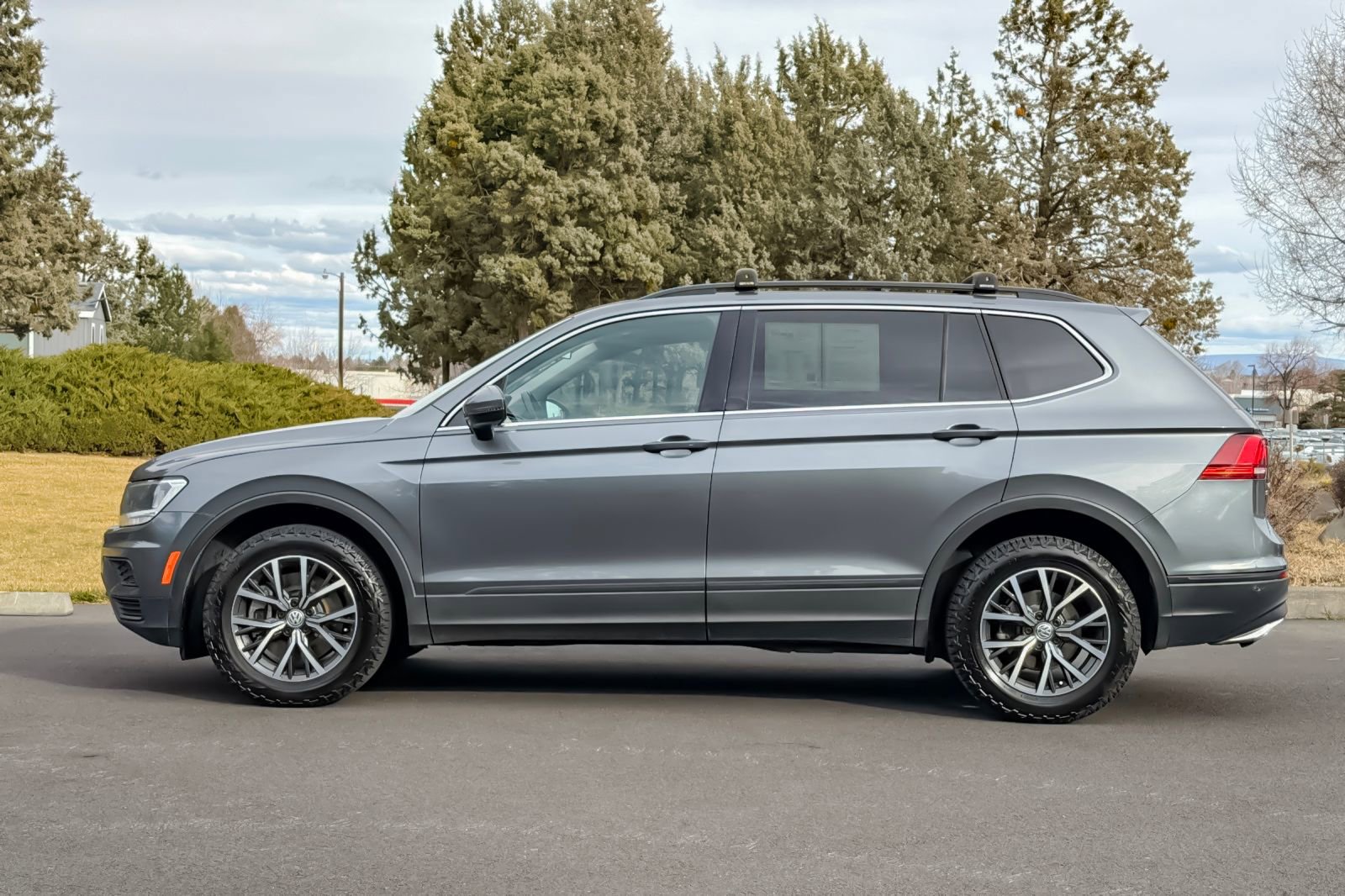 Used 2019 Volkswagen Tiguan SE w/ Panoramic Sunroof Package image 8