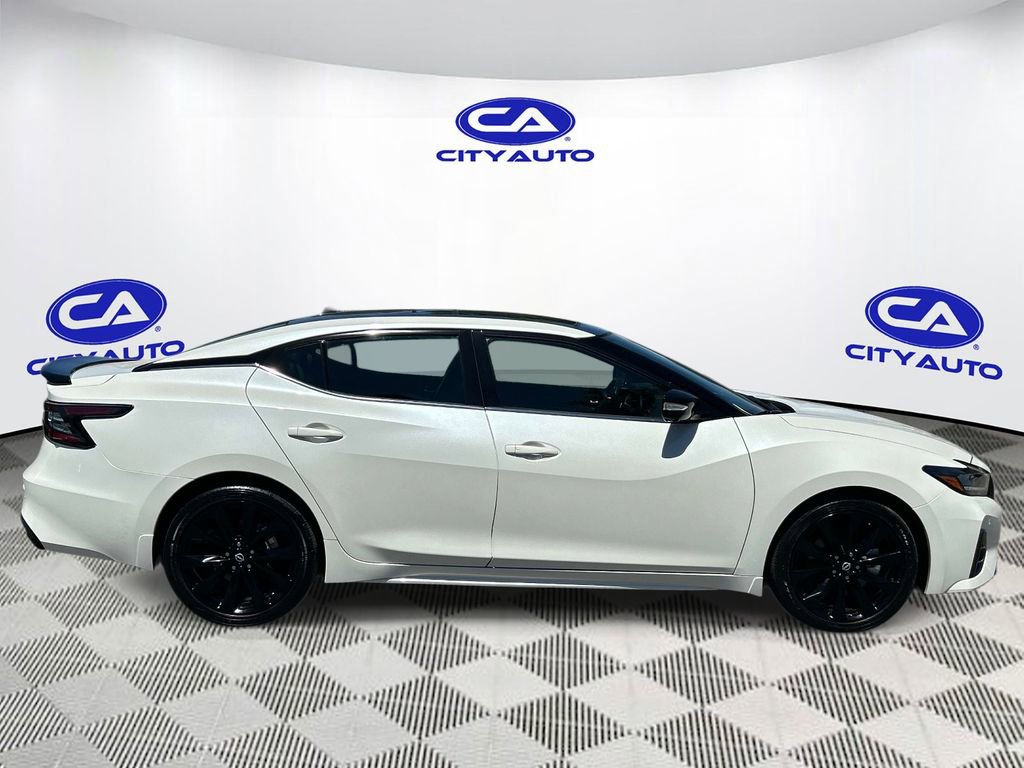 Used 2023 Nissan Maxima SR w/ Sport Mat Group FWD image 2