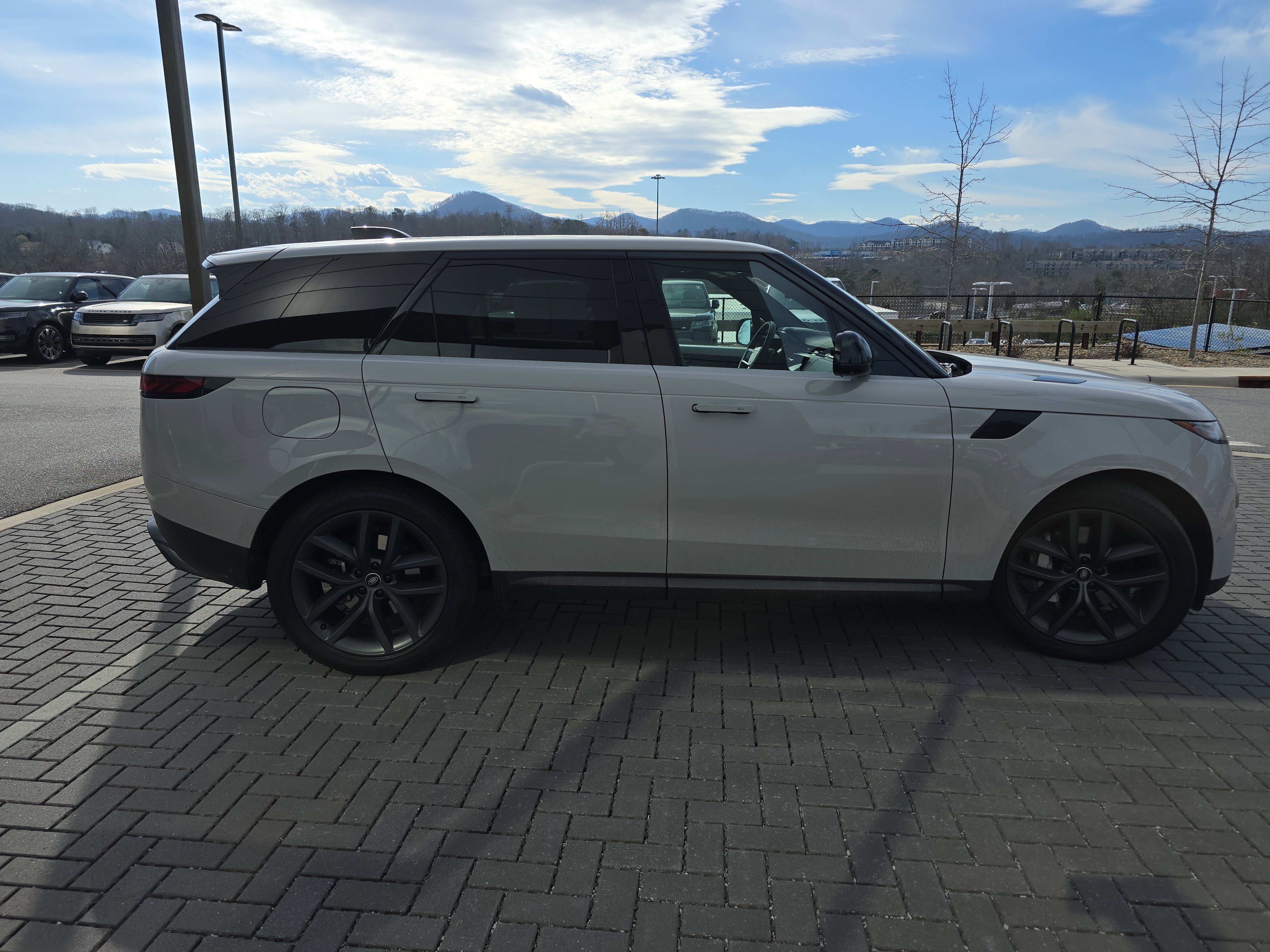 Used 2025 Land Rover Range Rover Sport SE AWD/4WD image 4
