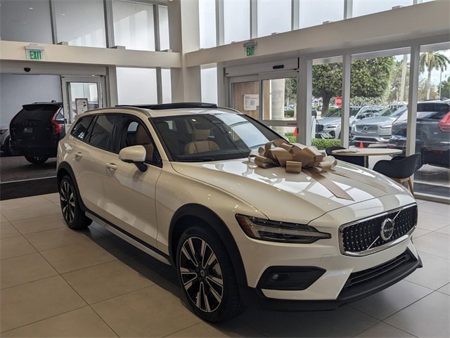 New 2026 Volvo V60 B5 Cross Country Ultra w/ Protection Package Premier image 2