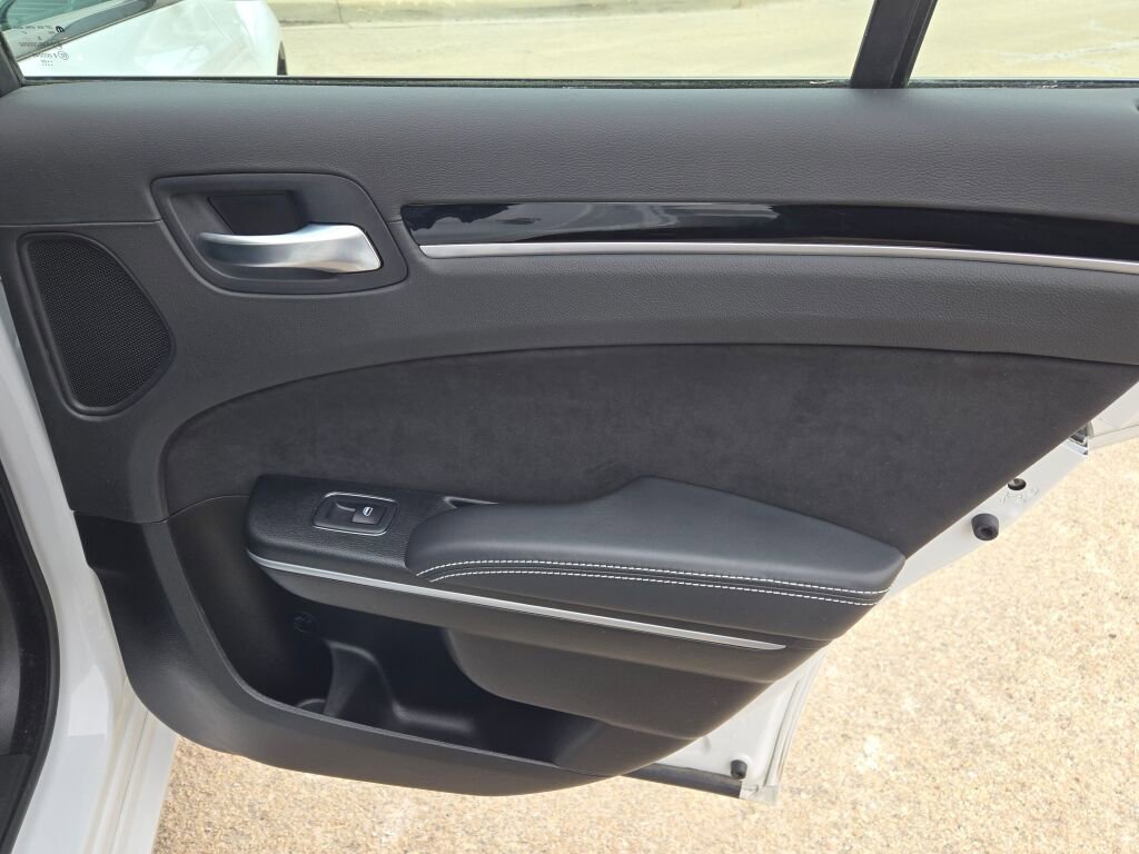 Used 2023 Chrysler 300 C image 9