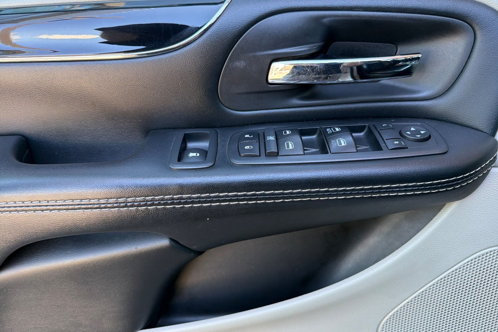 Used 2019 Dodge Grand Caravan SXT FWD image 12