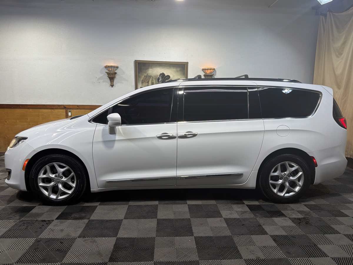 Used 2017 Chrysler Pacifica Touring-L Plus w/ Tire & Wheel Group FWD image 2