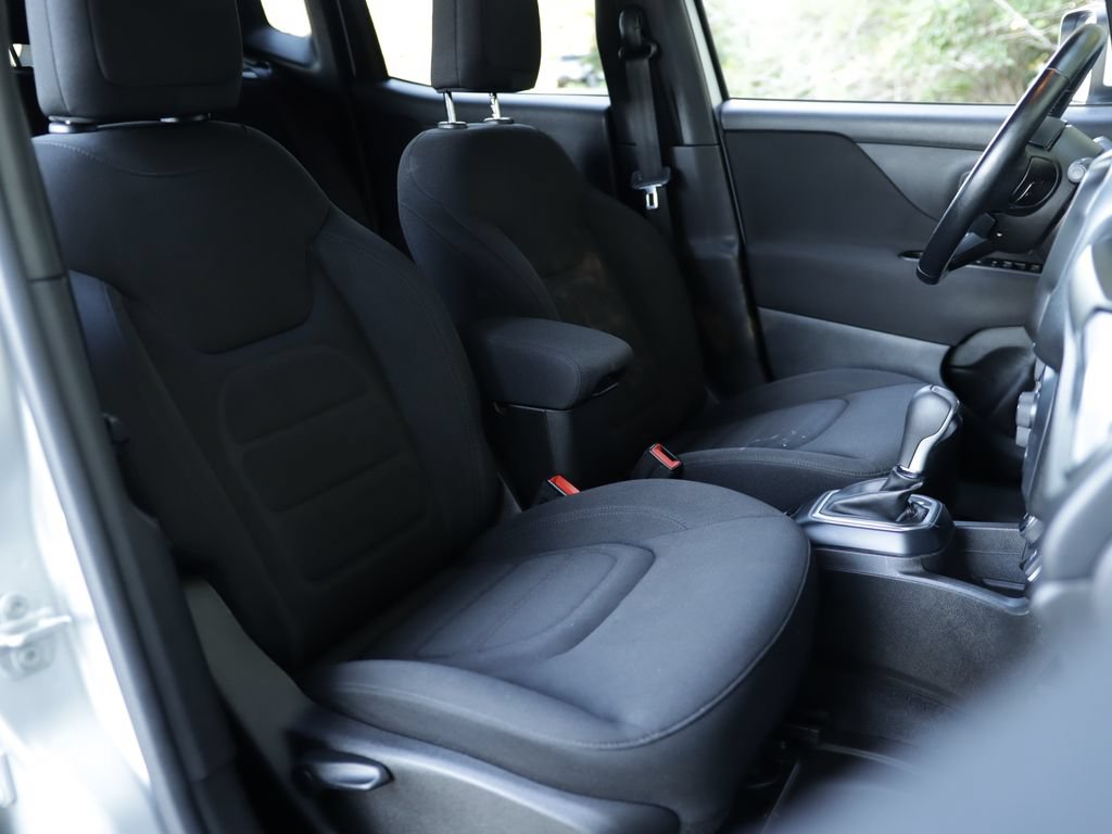 Used 2020 Jeep Renegade Latitude w/ Cold Weather Group AWD/4WD image 28