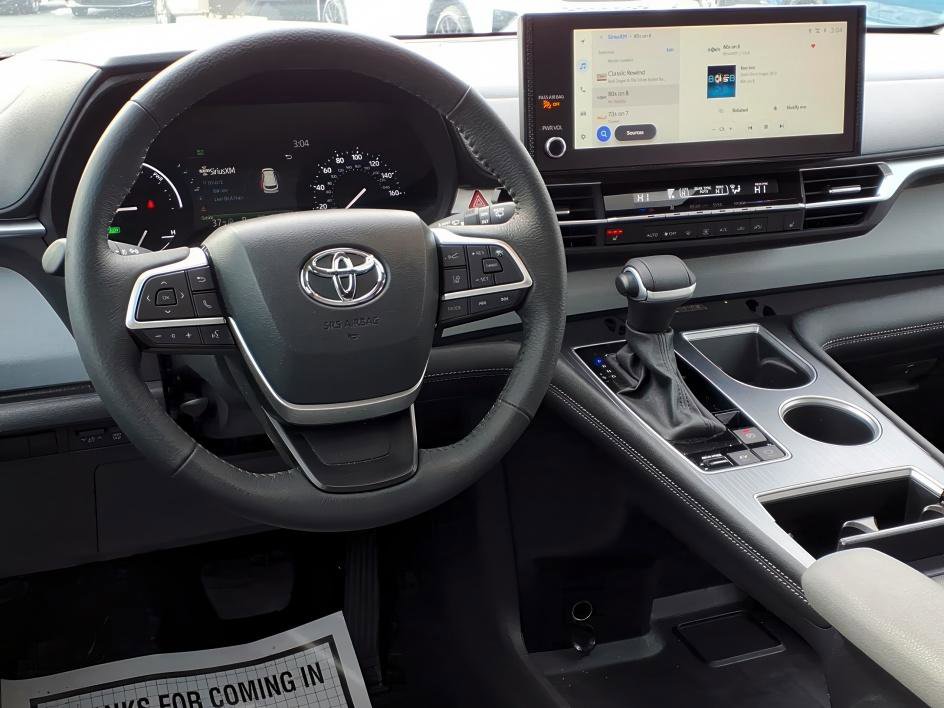 Used 2025 Toyota Sienna XLE image 12