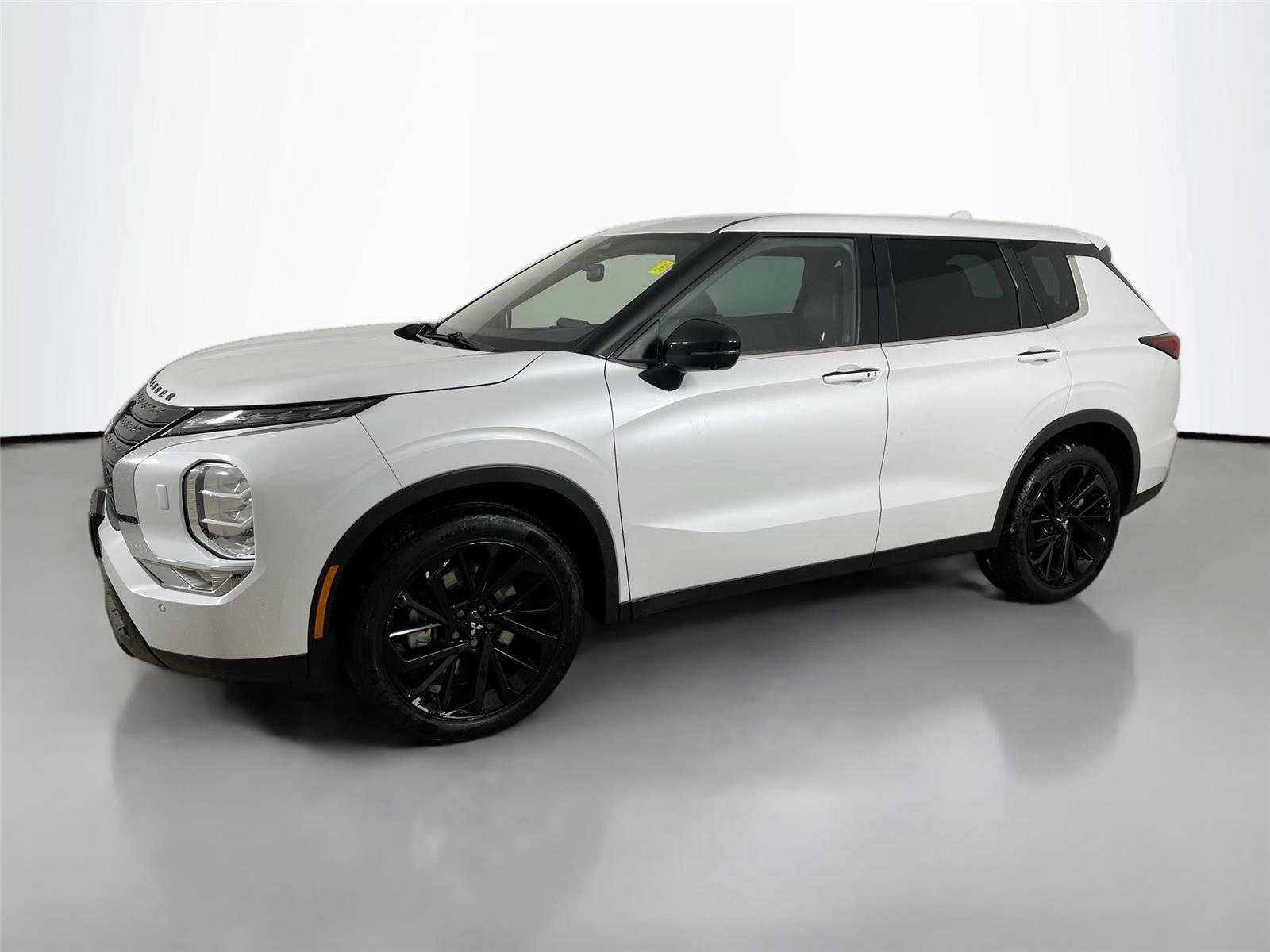 Used 2023 Mitsubishi Outlander SE Black Edition image 4