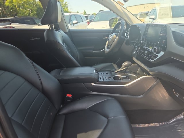 Used 2021 Toyota Highlander XLE AWD/4WD image 18