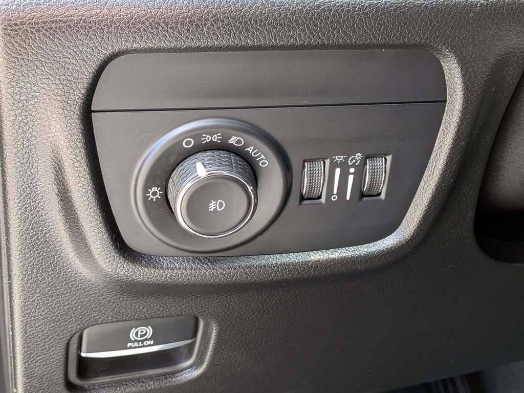 Used 2023 Jeep Grand Cherokee Limited w/ Luxury Tech Group II AWD/4WD image 16