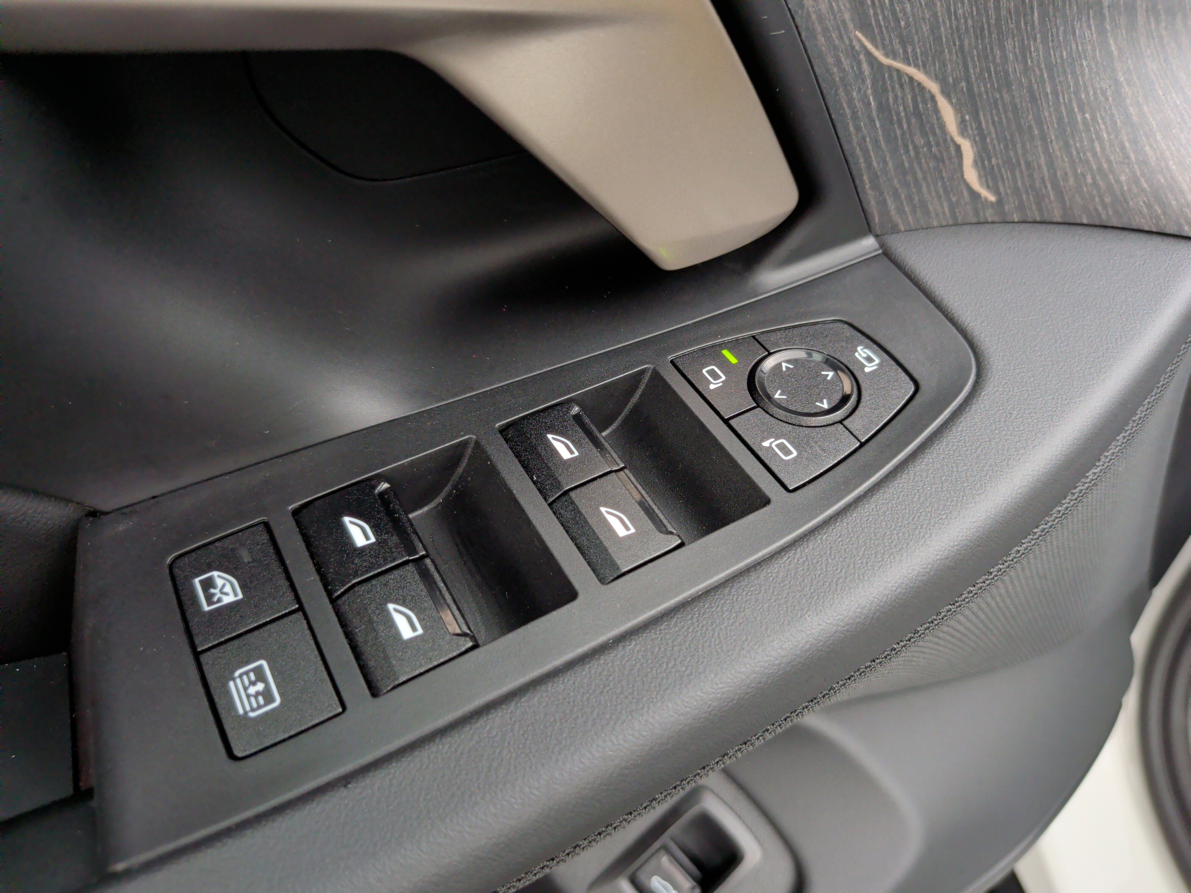 Certified 2025 BMW 550e xDrive w/ Executive Package image 30