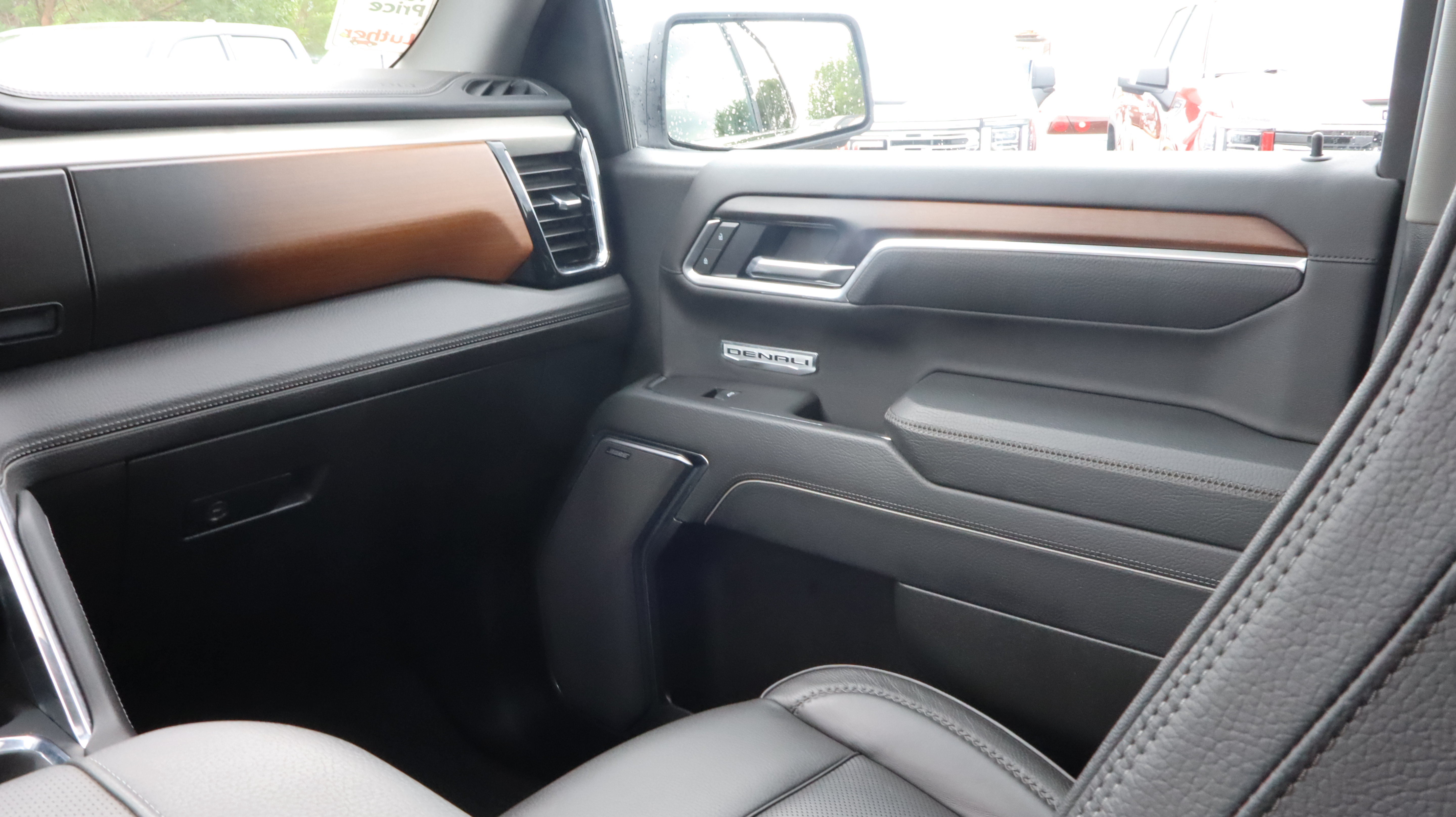 Used 2025 GMC Sierra 1500 Denali AWD/4WD image 11