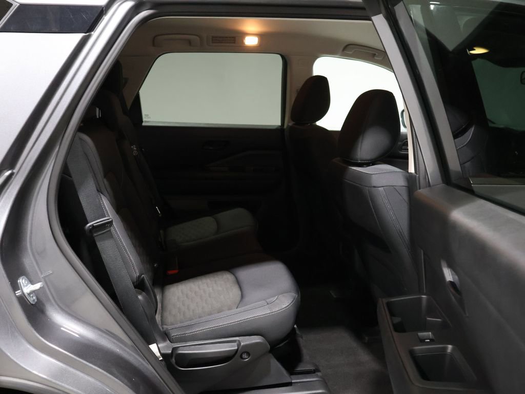 Used 2024 Nissan Pathfinder SV image 19