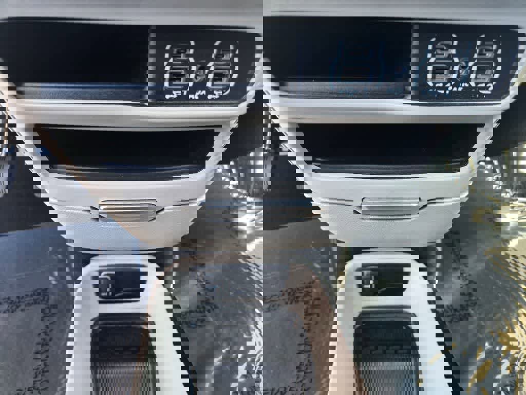 Used 2023 Chrysler Pacifica Touring-L image 16