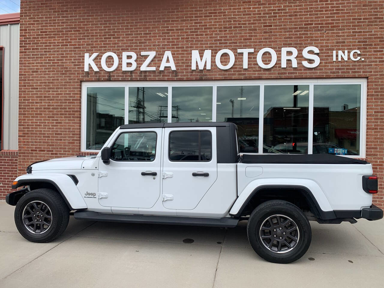 Used 2020 Jeep Gladiator Overland w/ Uconnect 4C Nav & Sound Group image 2