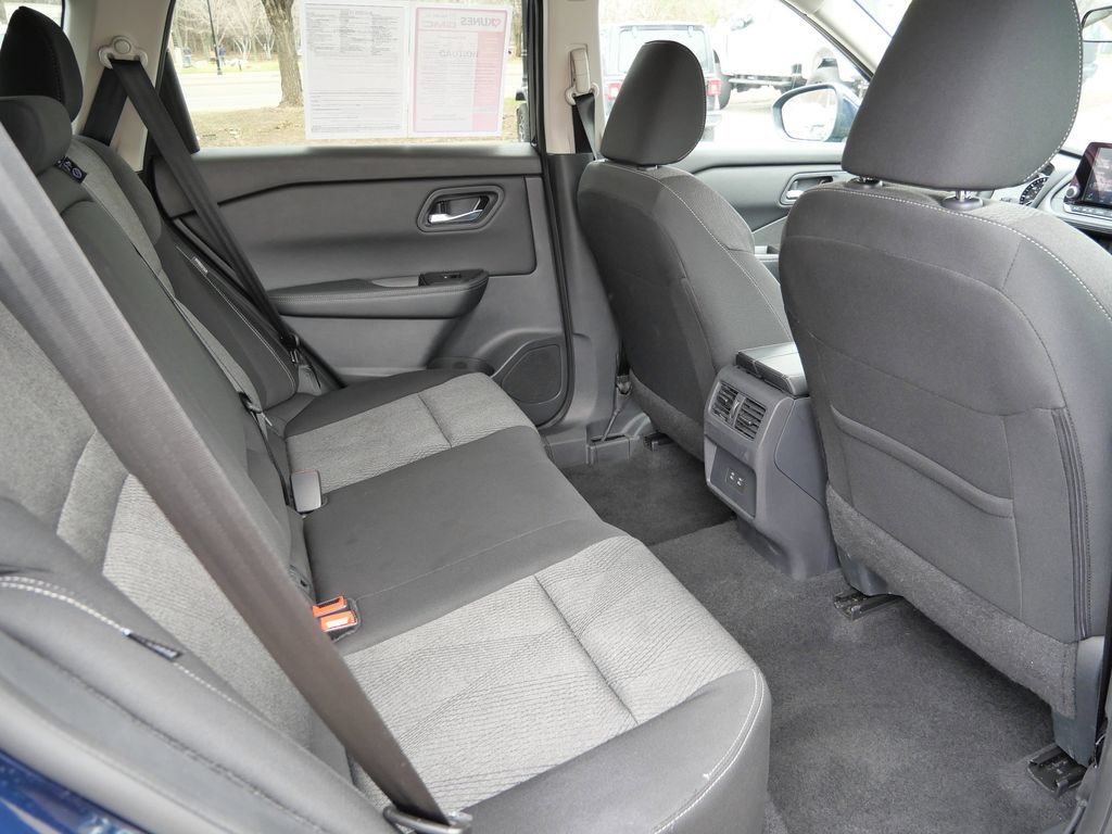 Used 2025 Nissan Rogue SV AWD/4WD image 18