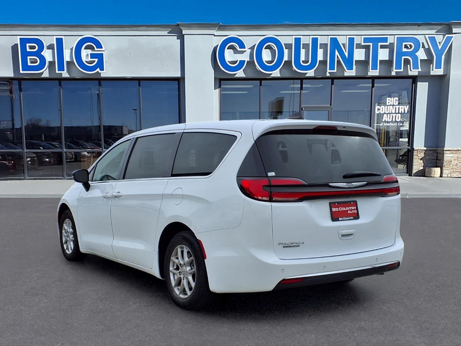 Used 2024 Chrysler Pacifica Touring-L FWD image 3