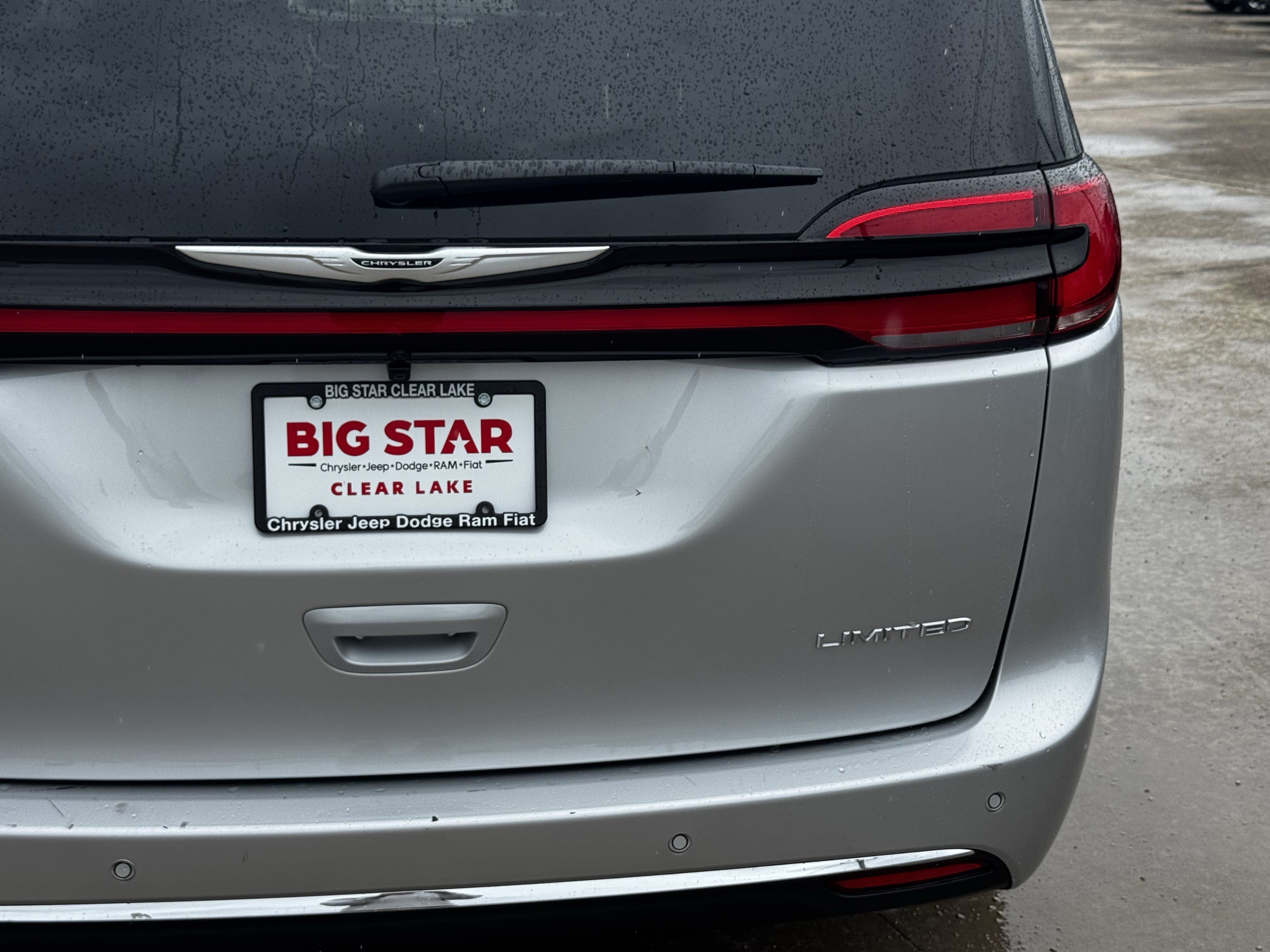 Used 2026 Chrysler Pacifica Limited FWD image 10