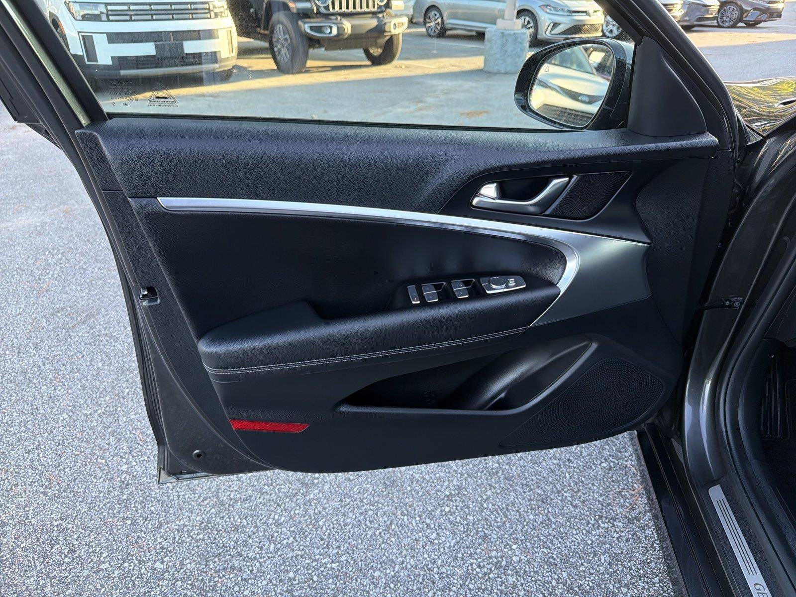 Used 2025 Genesis G70 2.5T RWD image 9